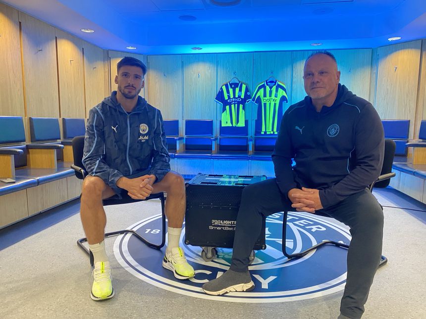 Andy Morrison ao lado de Rubén Dias - Foto: X