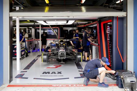 Boxe da Red Bull com o carro de Verstappen