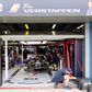 Boxe da Red Bull com o carro de Verstappen