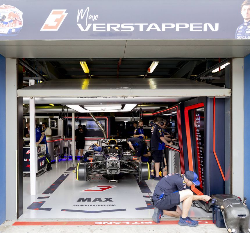 Boxe da Red Bull com o carro de Verstappen