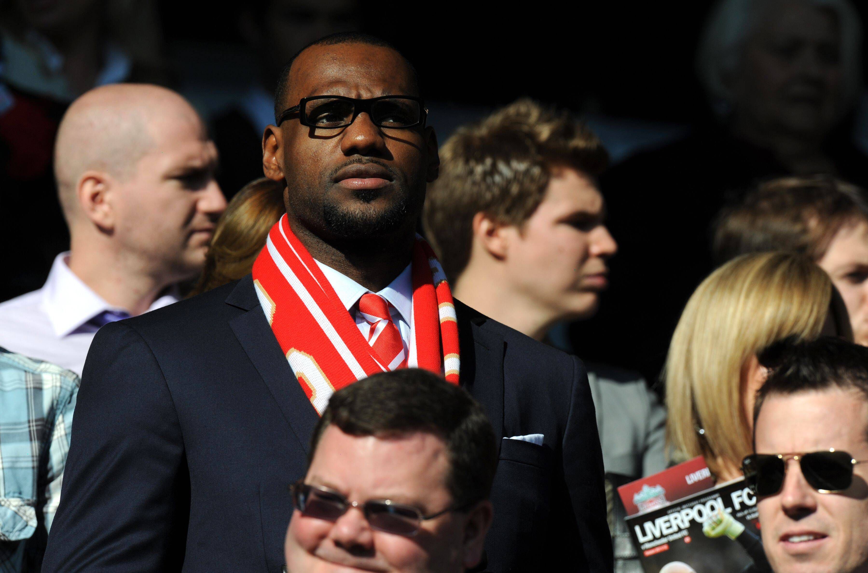 LeBron James, através da parceria com a Fenway Sports Group, é coproprietário do Liverpool