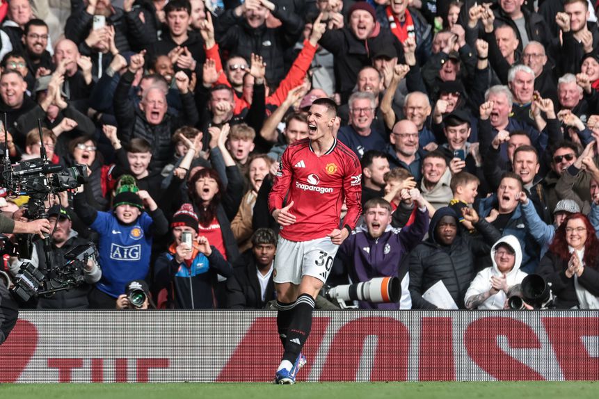 Adeptos do Man. United celebram golo de Sesko em Old Trafford (IMAGO)