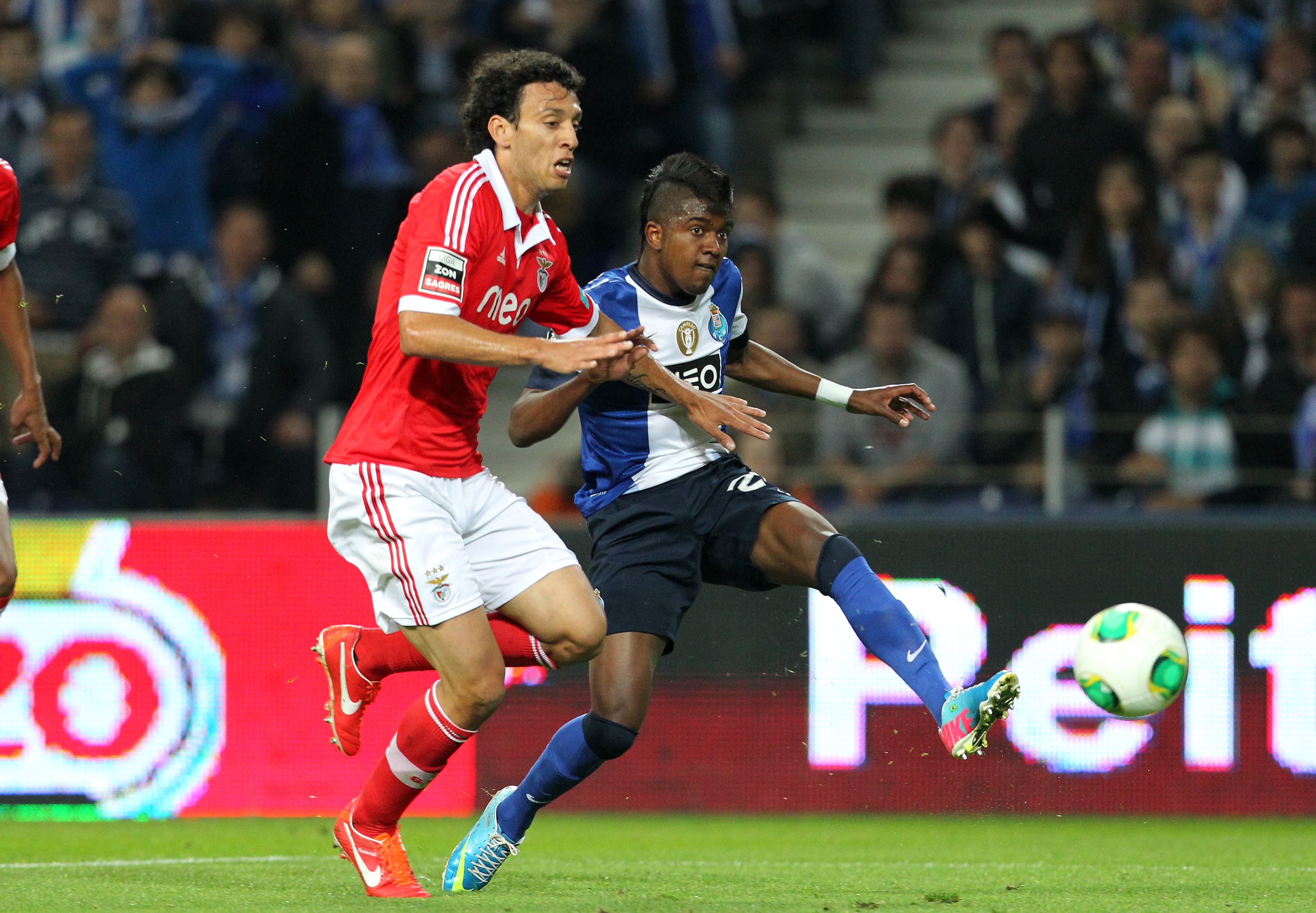 FC Porto 2-1 Benfica, 2012/13, jornada 33. Campeão: FC Porto. O Benfica até podia sagrar-se campeão e marcou primeiro, mas Kelvin foi herói Foto: A BOLA