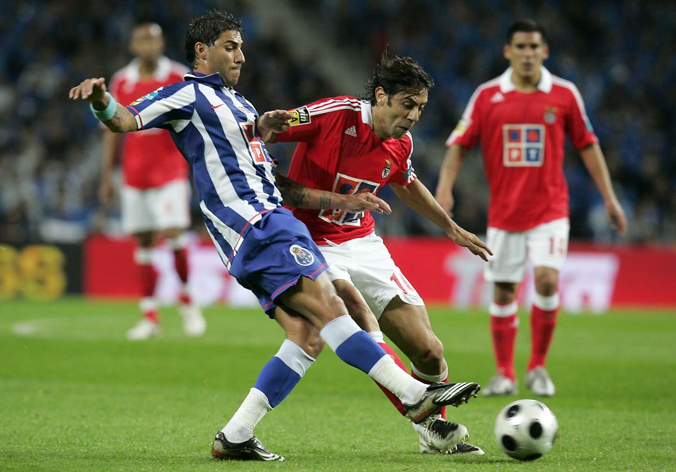 FC Porto 2-0 Benfica, 2007/08, jornada 27. Campeão: FC Porto. Dragão dominador superou águia que ficaria em quarto lugar - Foto: André Alves