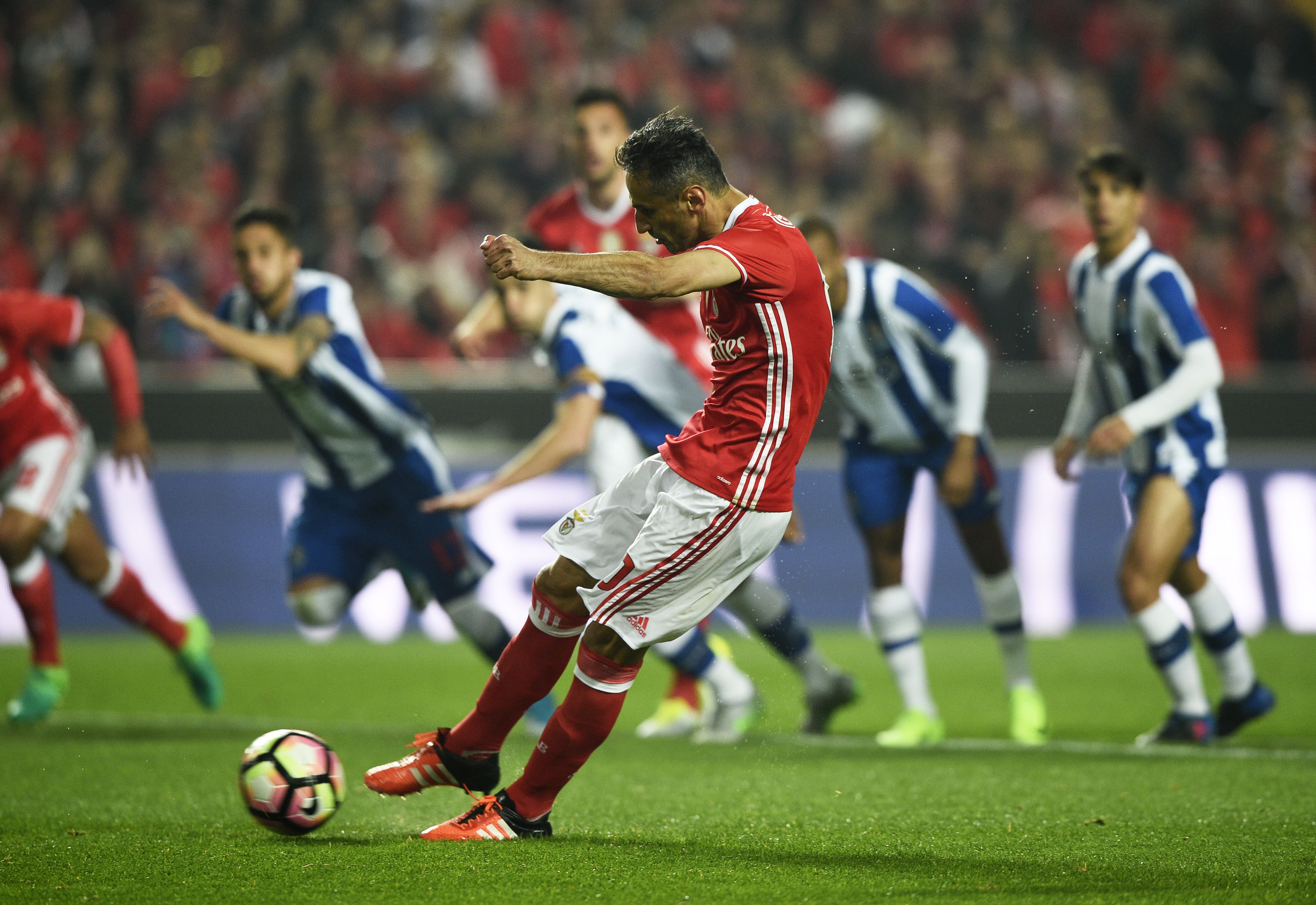 Benfica 1-1 FC Porto, 2016/17, jornada 27. Campeão: Benfica. Penálti de Jonas e vingança de Maxi Pereira deixaram tudo na mesma Foto: Sérgio Miguel Santos