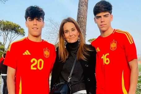 Nicolás e Jacobo Afonso com a mãe, que é espanhola