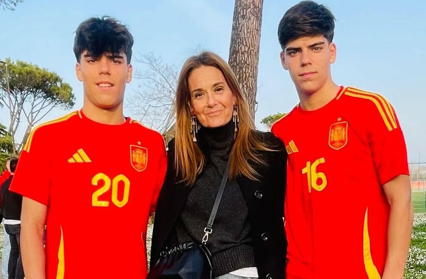 Nicolás e Jacobo Afonso com a mãe, que é espanhola