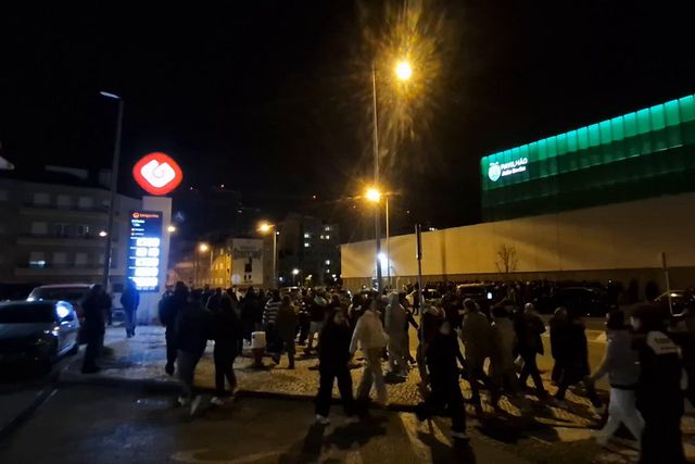 Troca de insultos entre adeptos de Benfica e Sporting