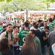 Adeptos do Sporting já fazem a festa junto a Alvalade