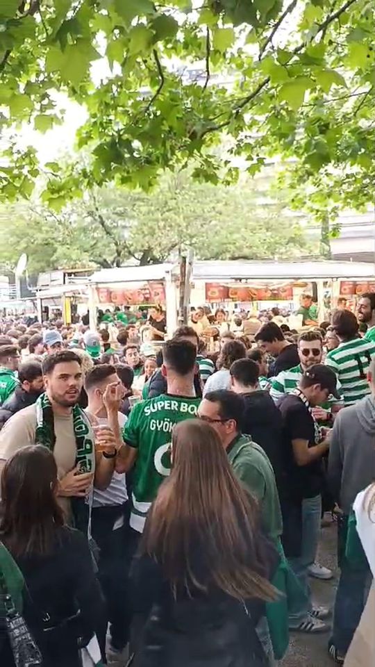 Adeptos do Sporting já fazem a festa junto a Alvalade