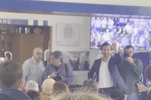 Villas-Boas recebido com aplausos em Espinho