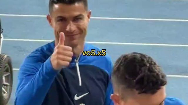 CR7 responde a um adepto com uma camisola sua do Sporting