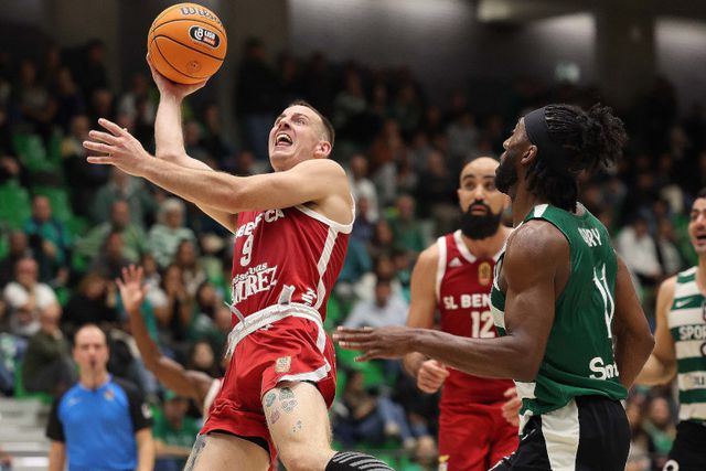 Benfica vence Sporting de forma folgada e sobe provisoriamente à liderança