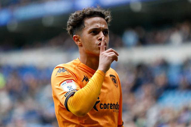 Fábio Carvalho bisa na vitória do Hull e Leicester aproveita derrota dos rivais