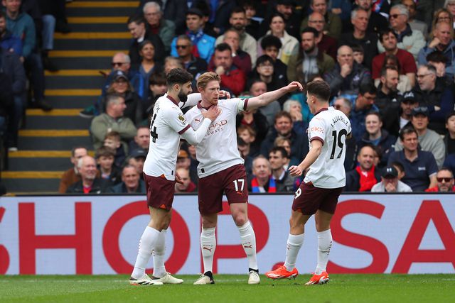 Vídeo: Kevin De Bruyne marca golaço e Guardiola reage... assim