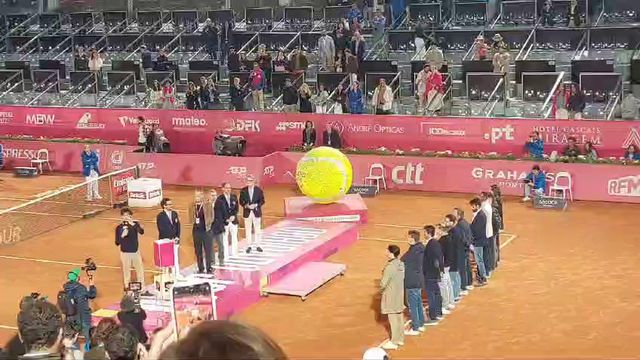 João Sousa foi às lágrimas na homenagem no court central do Estoril Open