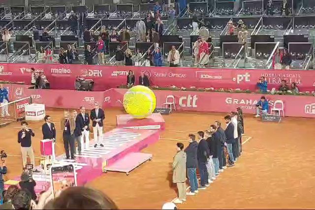 João Sousa foi às lágrimas na homenagem no court central do Estoril Open