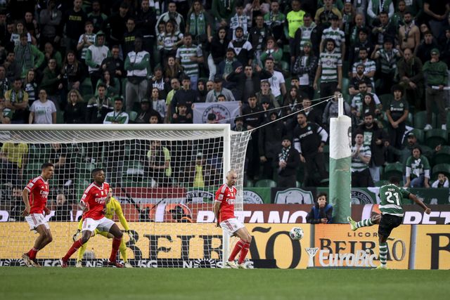 Leão vence dérbi e já cheira a título