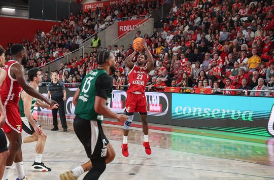 Benfica vence Sporting de forma folgada e sobe provisoriamente à liderança