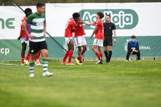 Golo ao cair do pano dá a vitória ao Benfica no dérbi de juniores