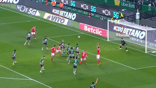 VÍDEO: Benfica ficou a pedir penálti neste lance