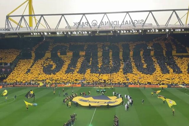 Incrível: a coreografia do Dortmund no 50.º aniversário do seu estádio