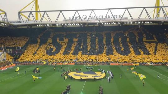 Incrível: a coreografia do Dortmund no 50.º aniversário do seu estádio