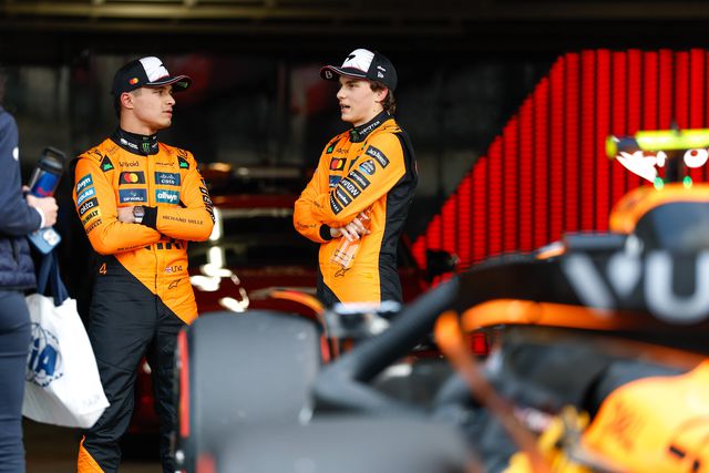 Piastri e Norris na garagem da McLaren