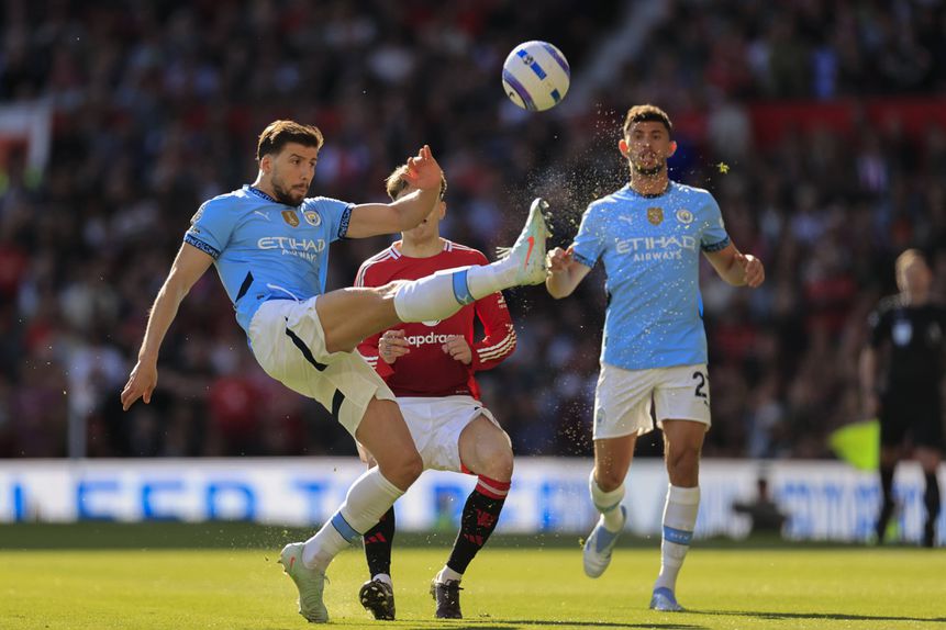 Rúben Dias a cortar a bola dos pés de Garnacho, com Matheus Nunes atrás