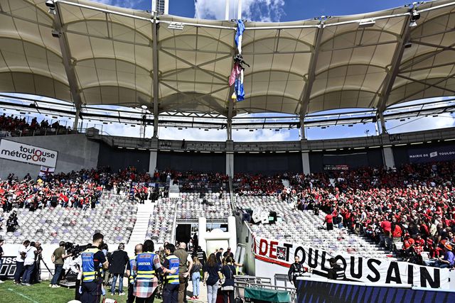 Pânico em Toulouse: paraquedista ficou pendurado em cobertura de estádio