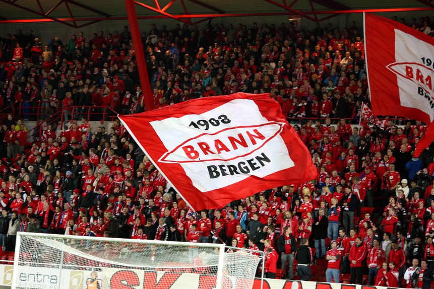Adeptos dos noruegueses do Brann enchem as bancadas do estádio da equipa