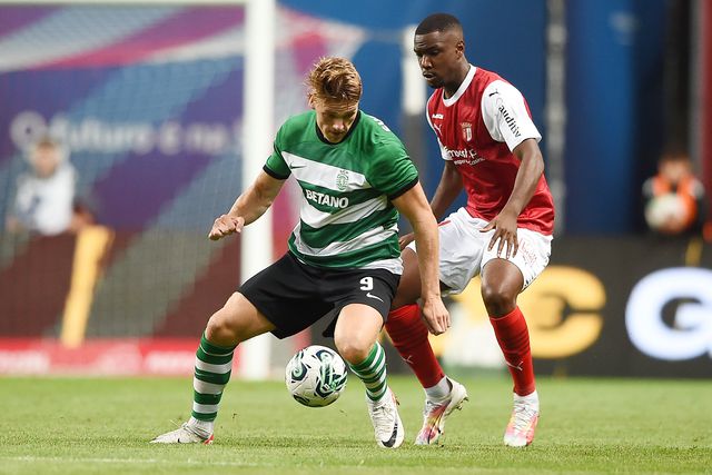 Gyokeres, avançado do Sporting, protege a bola perante a pressão de Niakaté, defesa do SC Braga. As duas equipas defrontam-se nesta noite de segunda-feira, 7 de abril, no Estádio José Alvalade