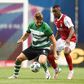 Gyokeres, avançado do Sporting, protege a bola perante a pressão de Niakaté, defesa do SC Braga. As duas equipas defrontam-se nesta noite de segunda-feira, 7 de abril, no Estádio José Alvalade