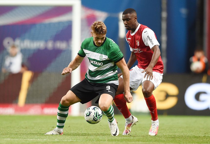 Gyokeres, avançado do Sporting, protege a bola perante a pressão de Niakaté, defesa do SC Braga. As duas equipas defrontam-se nesta noite de segunda-feira, 7 de abril, no Estádio José Alvalade