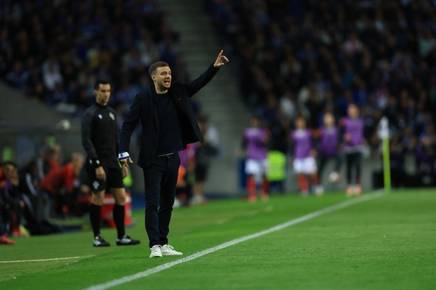 Martín Anselmi a orientar o FC Porto na receção ao Benfica no Dragão