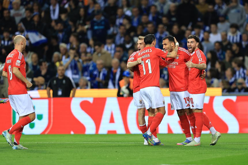 Jogadores do Benfica a celebrarem o primeiro golo do Clássico