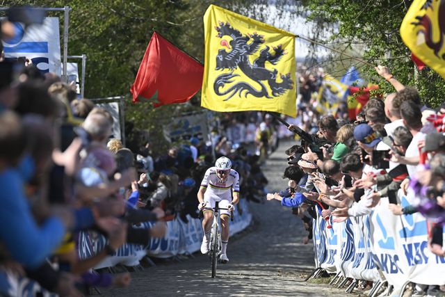Pogacar irresistível na Volta a Flandres