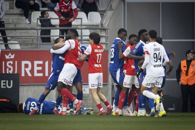 Gbané e Diego Moreira em conflito no Reims-Estrasburgo