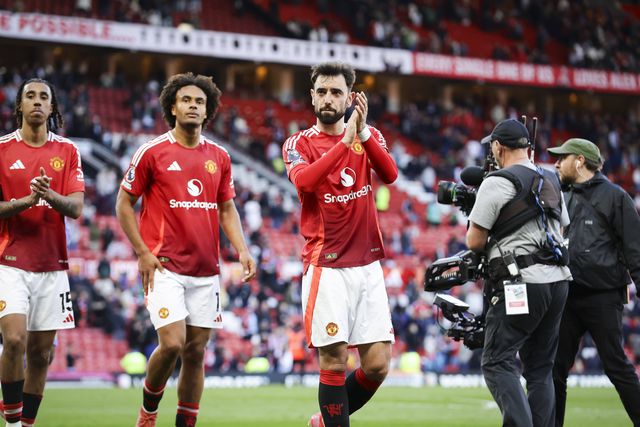 Bruno Fernandes agradece aos adeptos do Man. United ao lado de Joshua Zirkzee e Leny Yoro