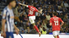 VÍDEO: Otamendi faz o quarto do Benfica e gela o Dragão