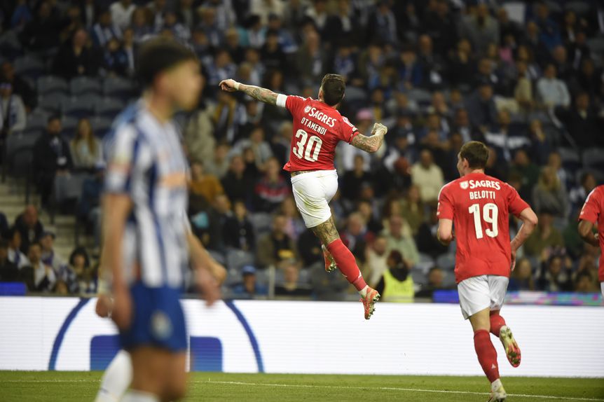 Otamendi a festejar frente ao seu ex-clube, em pleno Dragão