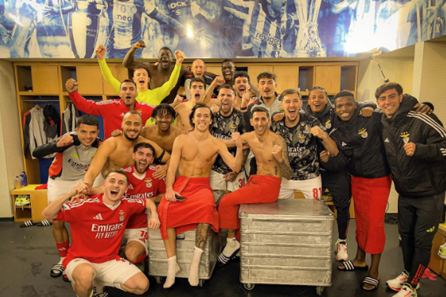 Jogadores do Benfica a celebrarem o triunfo no balneário