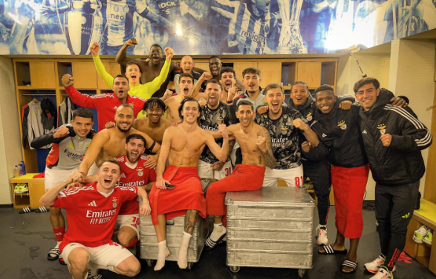 Jogadores do Benfica a celebrarem o triunfo no balneário