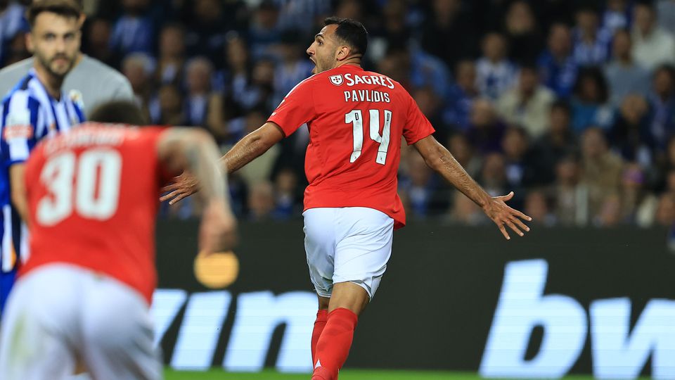 Pavlidis a celebrar um dos três golos que marcou no Dragão
