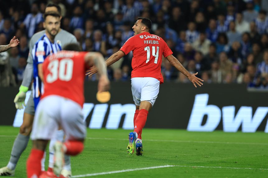 Pavlidis a celebrar um dos três golos que marcou no Dragão