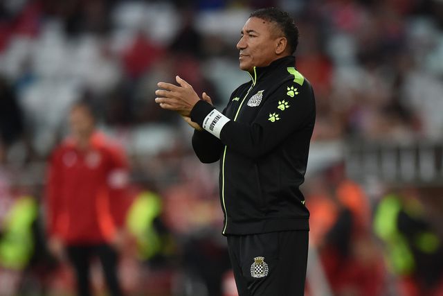 Lito Vidigal dá indicações aos seus jogadores durante o Benfica-Boavista no Estádio da Luz
