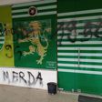 Fachado do Núcleo  do Sporting de Fafe foi pichada com tinta preta