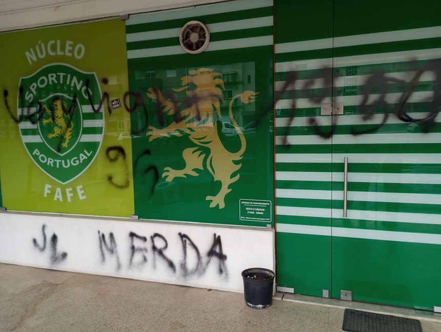 Fachado do Núcleo  do Sporting de Fafe foi pichada com tinta preta