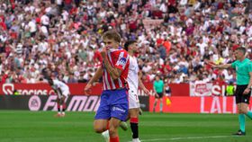 Atlético vence de forma dramática e ainda sonha com título espanhol