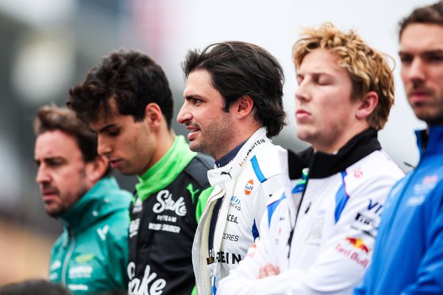 Sainz multado por chegar atrasado ao hino 